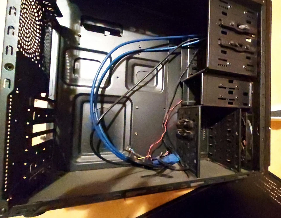 MID Tower ATX Gehäuse Schwarz gebraucht - Bild 4 von 4