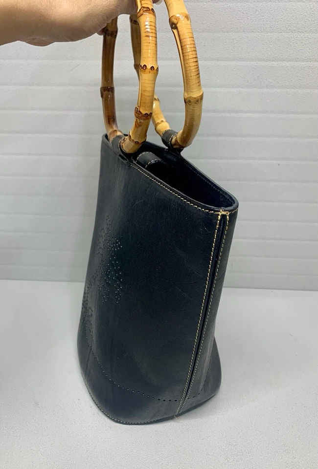 Cartera de mano vintage rara Tommy Bahama de cuero perforado negro con asa de bambú Foto 3 de 4