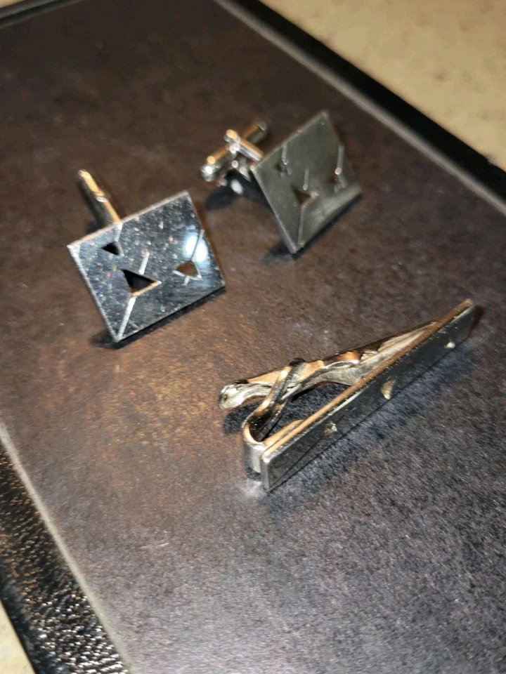 Juego de gemelos y barra de corbata Swank | Corte geométrico tono plateado | Vintage para hombre’s Foto 3 de 4