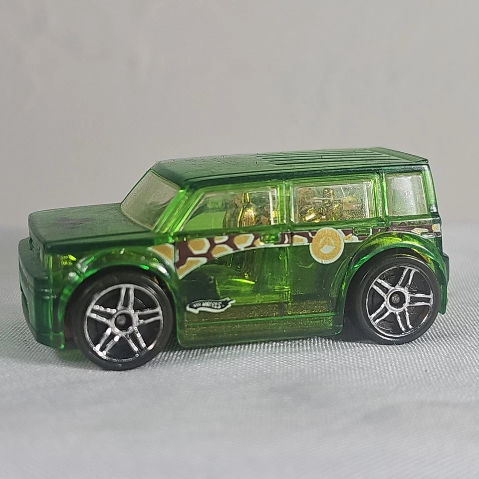 Hot Wheels Scion xB Diecast Car 2010 Race World Tierra Verde Boxy SUV PR5 1:64 Foto 4 de 4