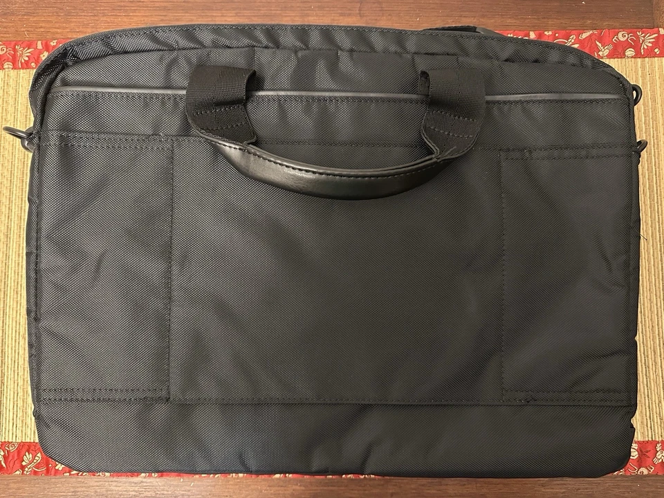 Bolsa para portátil Lenovo ThinkPad Professional 15,6", negra con adornos rojos  Foto 3 de 4