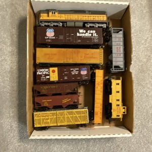 Union Pacific HO Model Train Mixed Lot 9 Cars Box Caboose Hopper Flat Livestock
