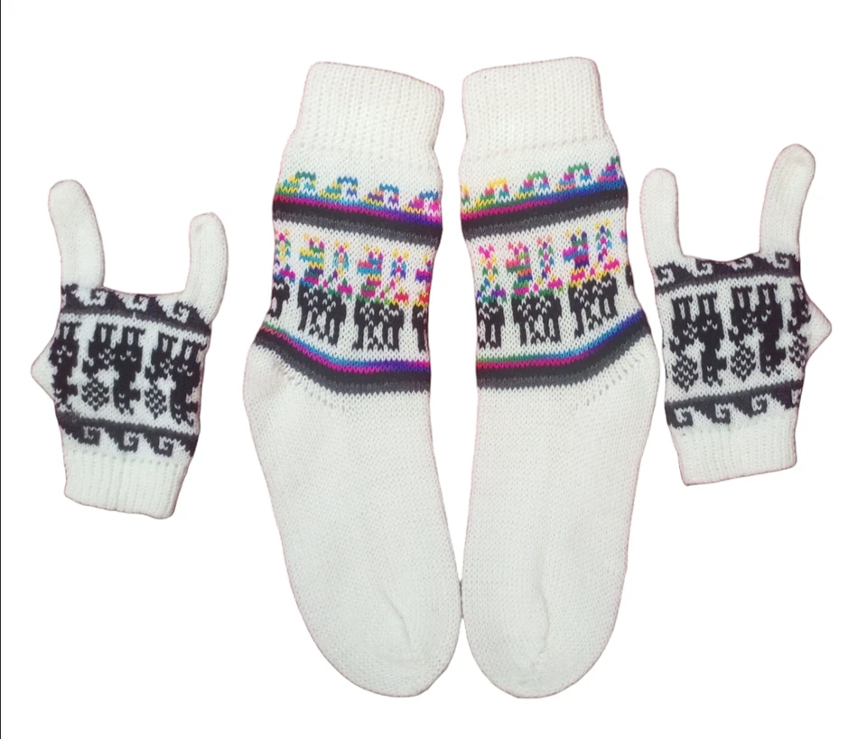 Guantes y calcetines blancos de lana de alpaca y llama para mujer de Bolivia Foto 3 de 3