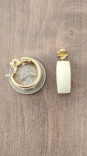 Monet Signed Cream Enamel Gold Tone Metal Hoop Clip On Earrings Vintage - Picture 7 of 11