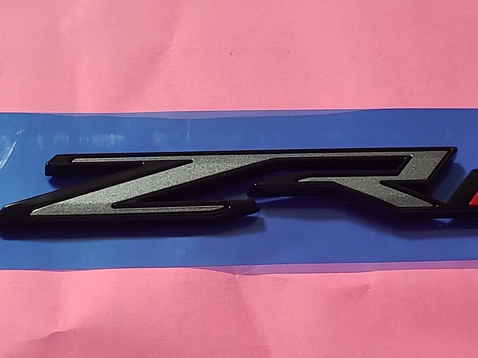 EMBLEMA ZR2 NEGRO PARA PORTÓN TRASERO CHEVROLET COLORADO MODELO TARDÍO. NUEVO OEM  Foto 2 de 4