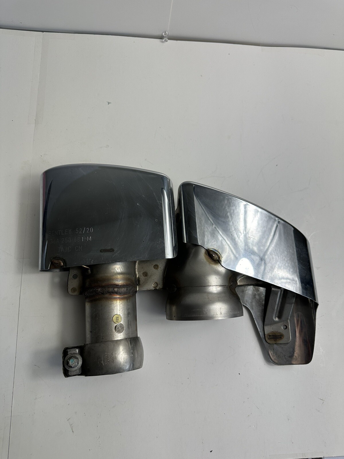 2016-2022 BENTLEY BENTAYGA LEFT REAR EXHAUST TAIL PIPE TIP MUFFLER TRIM OEM