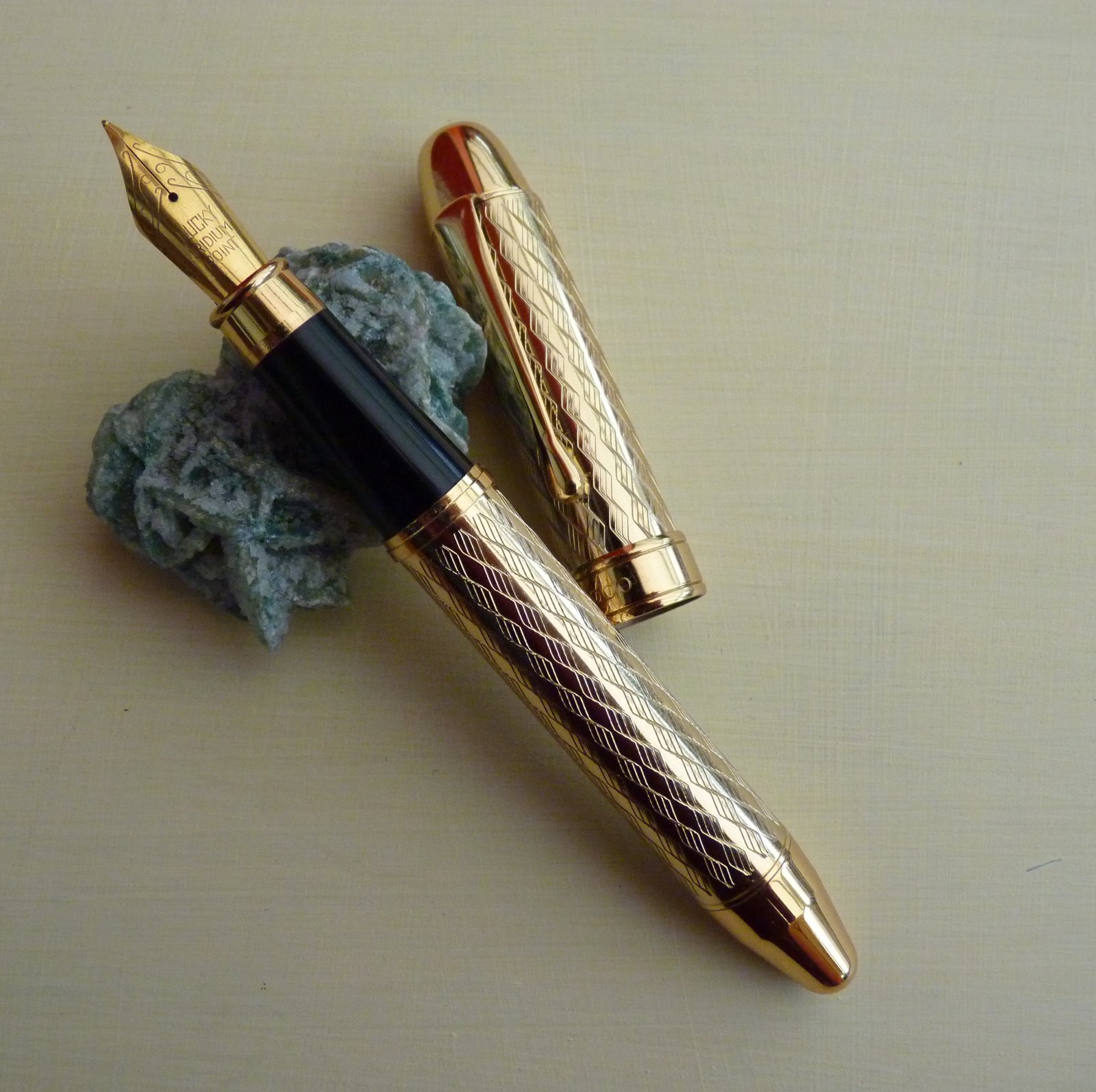 Stylo plume guilloché anti-fatigue pour corriger la posture d'écriture