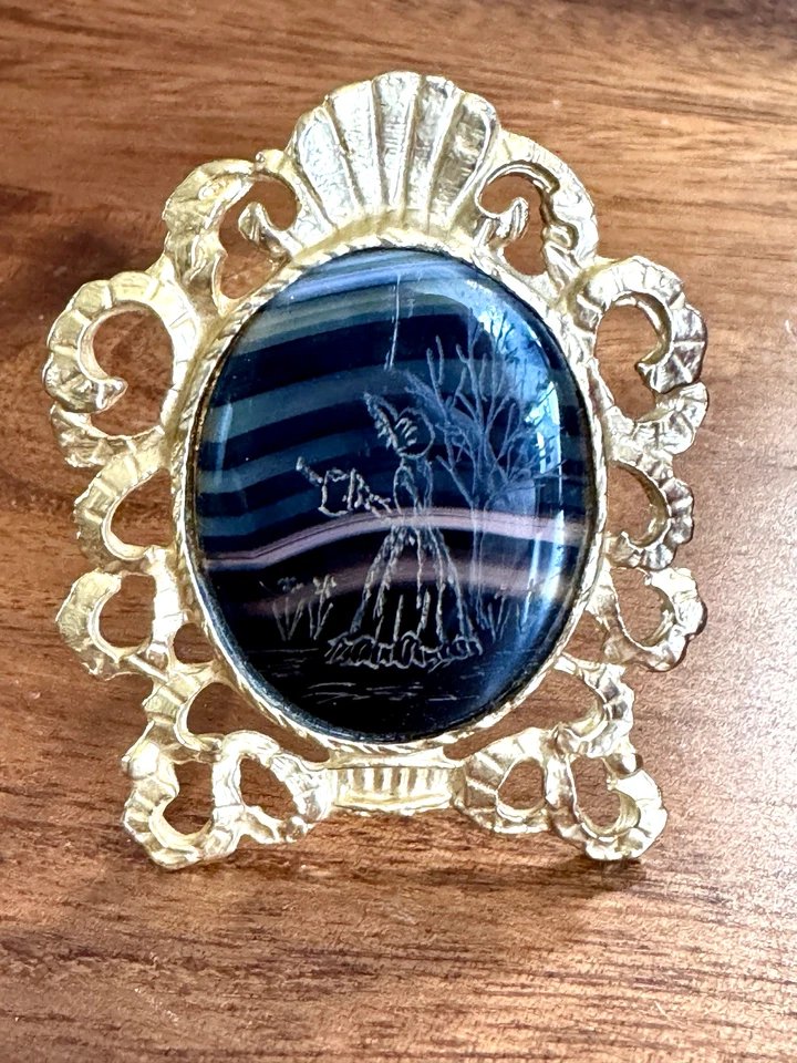 Arte de marco de mesa de metal dorado filigrana tallada con bandas talladas de colección Foto 2 de 4