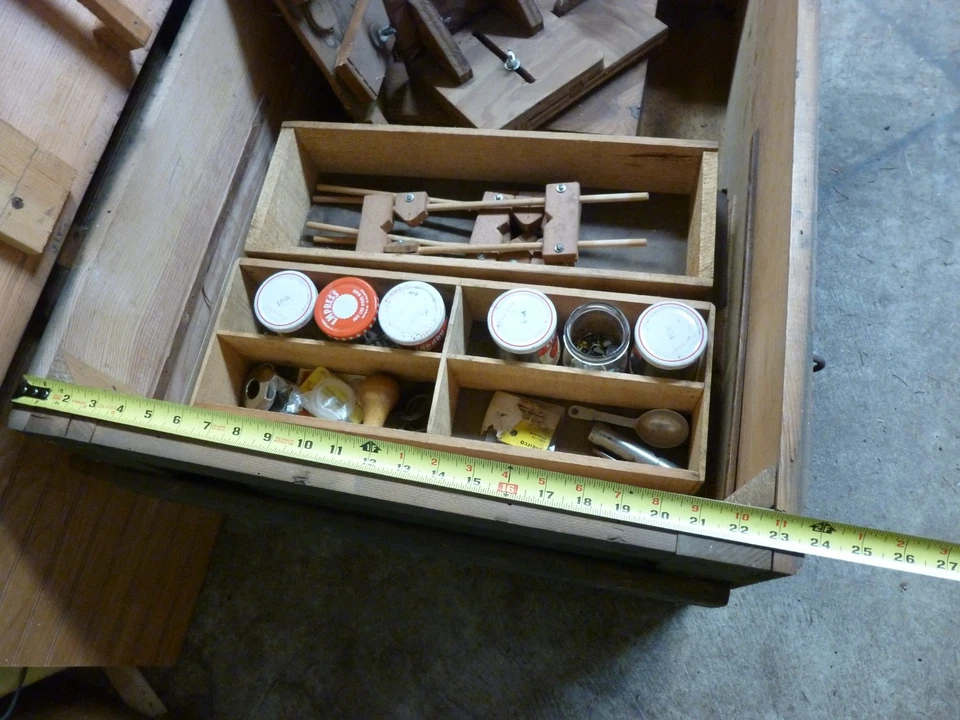 Enorme baúl de almacenamiento de madera primitiva para carpintero antiguo 37"x23,5"x16,5" Foto 3 de 4