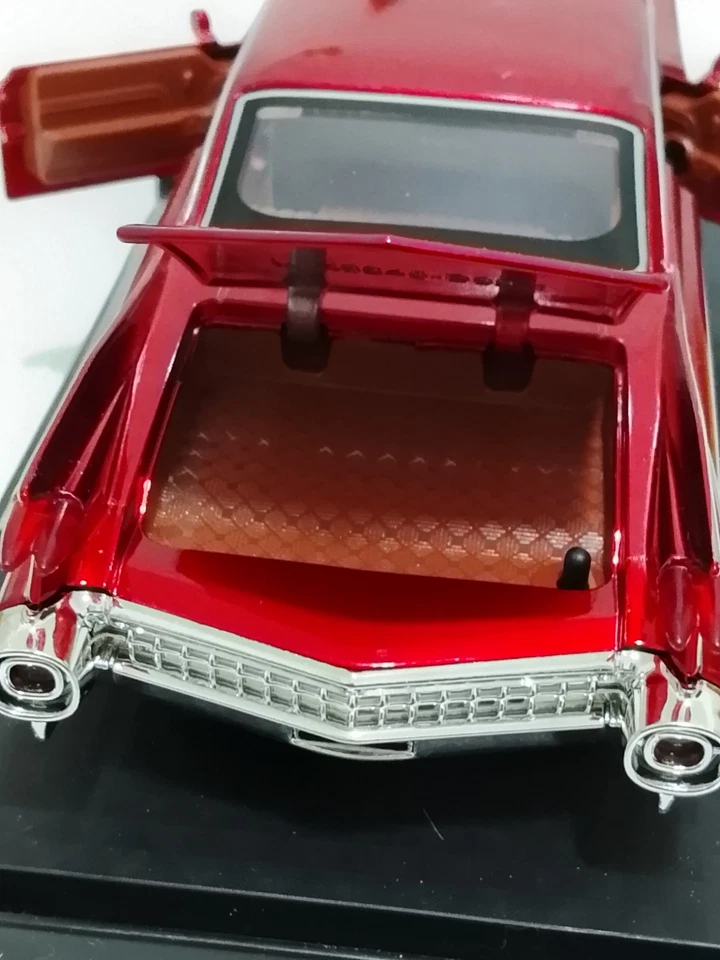 modello riproduzione Cadillac Eldorado rossa in metallo sc 1:32 nuova - Immagine 2 di 4