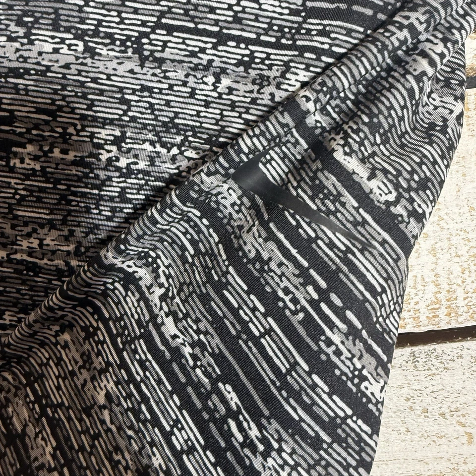 Pullover Nike para mujer mediano Dri-fit para correr gris negro blanco estampado cuarto cremallera Foto 4 de 4