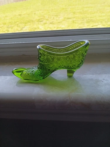 Vintage Fenton Emerald Green Daisy & Button Glass Slipper Shoe Figurine 6” Long.