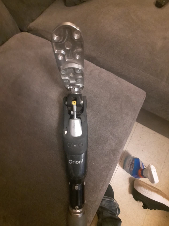 Blatchford Orion 3 prótesis de rodilla con herrajes de bulldog y pie de ossur Foto 4 de 4