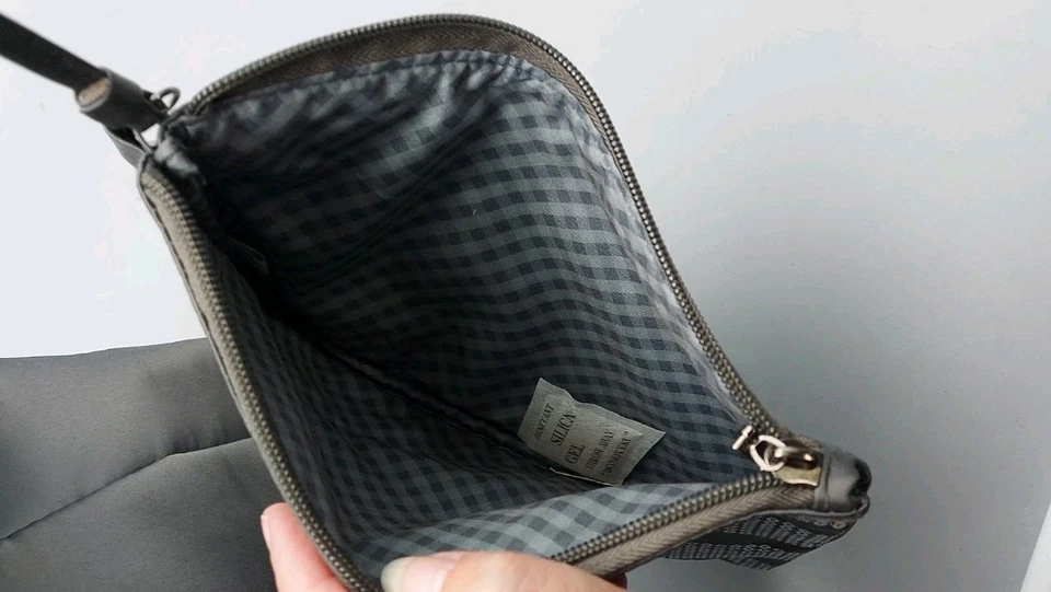 Set Bolso de Mano Gris VIP Grande Bath&Body Works (15X12X4) con Bolso Muñequera Lentejuelas (9X6) Foto 3 de 4