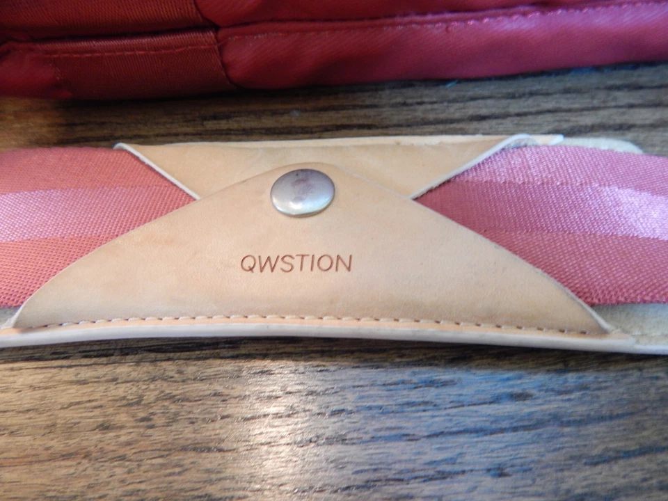 ¡Bolsa o mochila grande para computadora de viaje convertible roja QWSTION! Foto 2 de 4