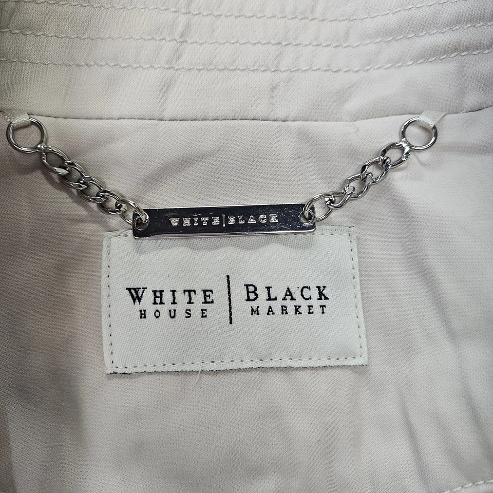 Gabardina White House Black Market para mujer mediana con cinturón beige - Usada Foto 3 de 4