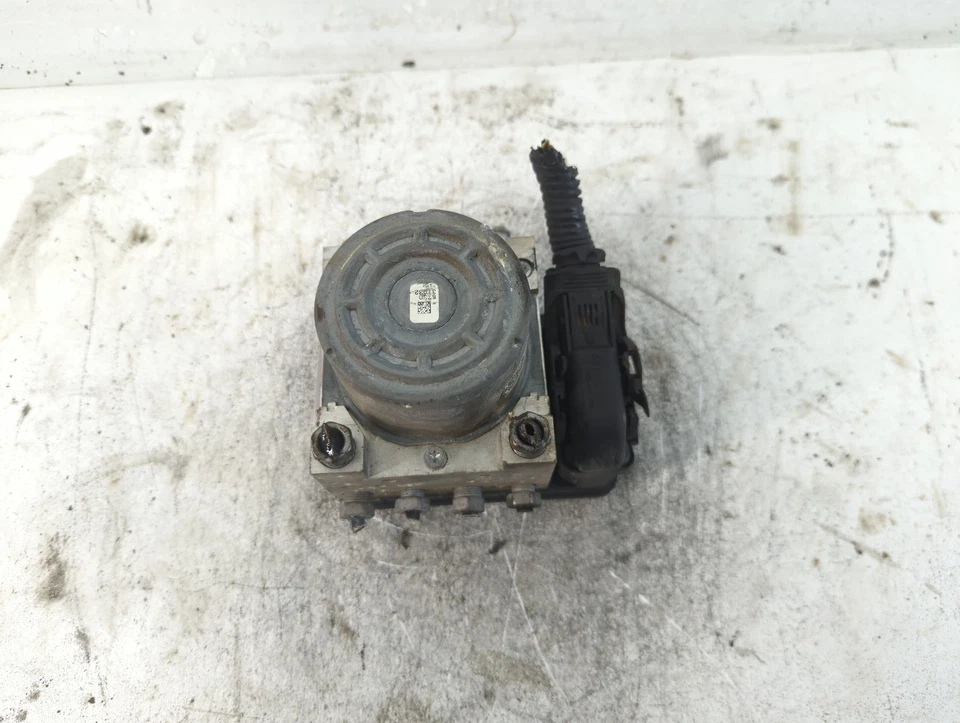 Módulo de control de bomba ABS 2014-2016 Cadillac Cts A68NQ Foto 3 de 4