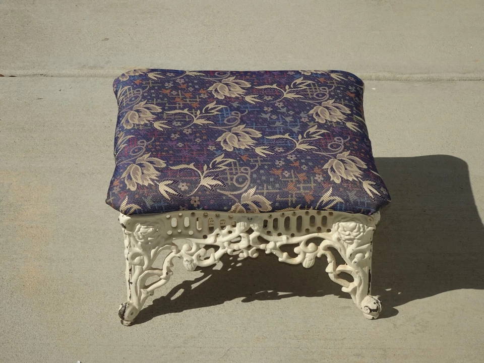 Reposapiés de hierro fundido blanco vintage francés de granja con tela floral Foto 4 de 4