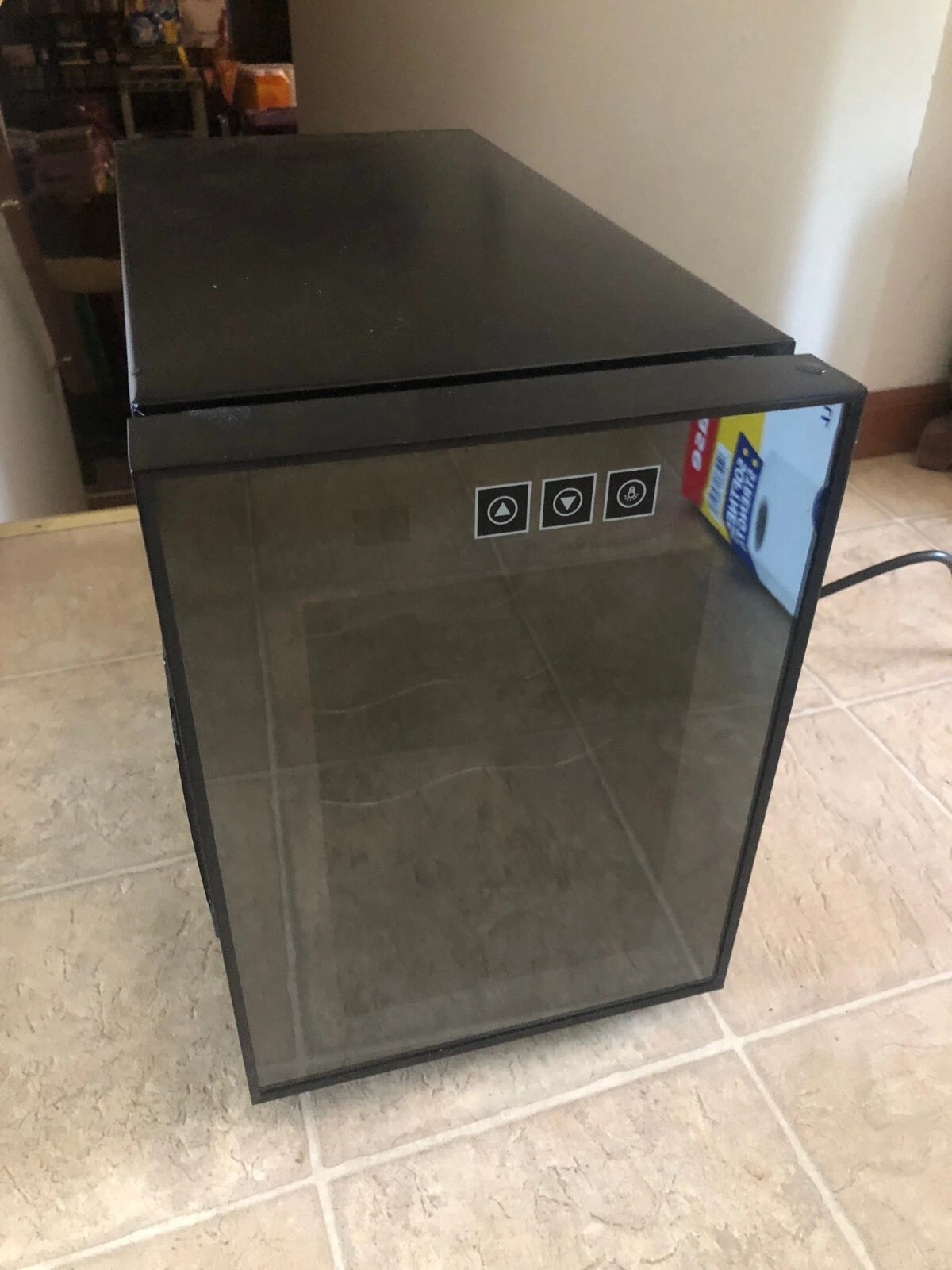 KOOLATRON 6 BOTTLE WINE CELLAR WINE TABLETOP FREESTANDING WINE FRIDGE MODEL JC-1
Opens in a new wind