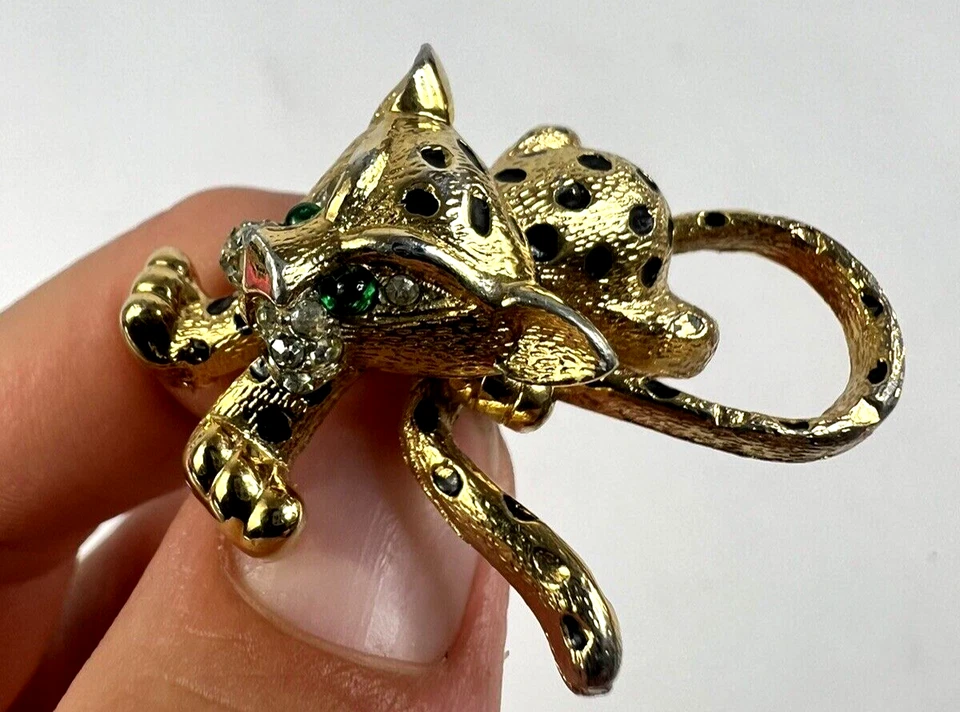 Broche de colección MCM Jomaz tono dorado leopardo jaguar cachorro Joseph Mazer esmeralda Foto 3 de 4