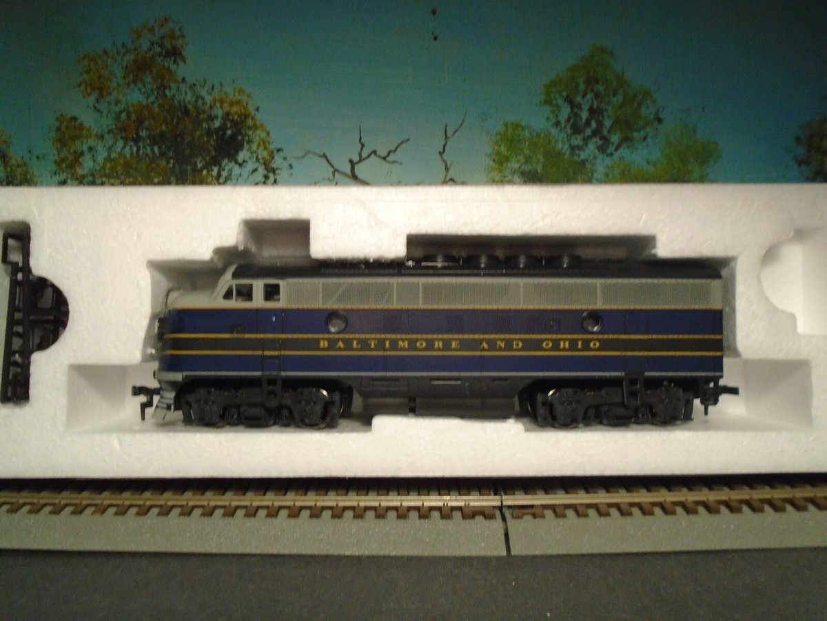 Stewart Hobbies F3 PhaseⅡ Pwd. Santa fe Stewart Hobbies HO Scale F3 Phase Pwd Santa Fe Passenger