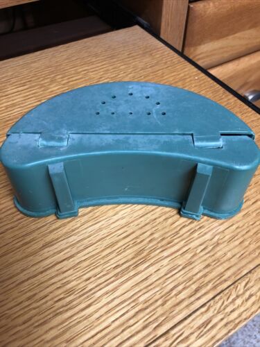 Vintage Kidney Shaped Plastic Live Bait Box Belt - Picture 3 of 4