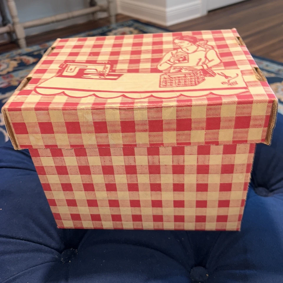 Caja de almacenamiento vintage de patrones de costura de cartón guinga roja excelente estado Foto 3 de 4