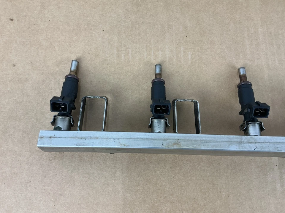 Riel inyector de combustible BMW X3 F25 xDrive28i 2011-2017 con inyectores 7531634 OEM Foto 2 de 4