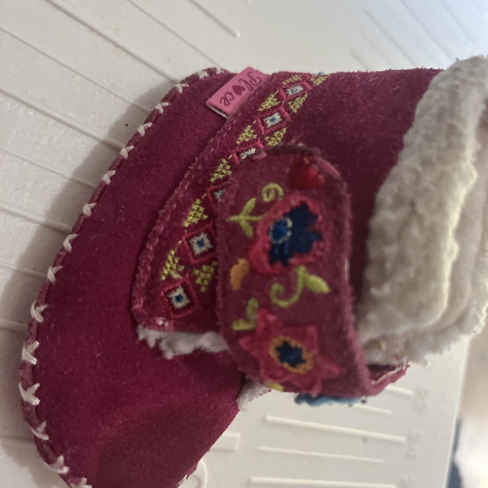 Botas The Childrens Place de gamuza de cuero sin cordones fáciles de poner 3-6 meses Foto 2 de 4