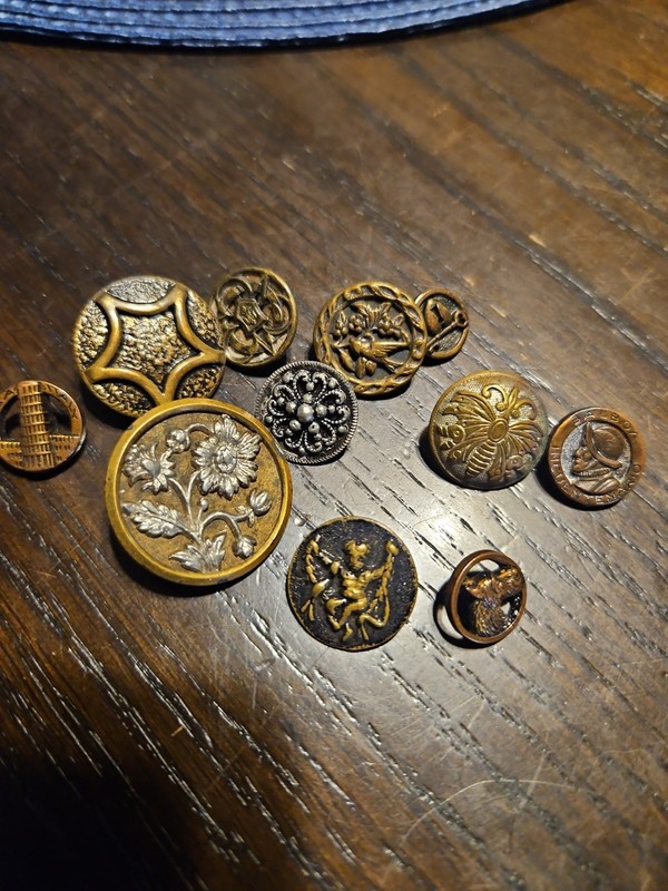 ANTIQUE METAL BUTTONS COLLECTION RARE Flowers,bee,dog,bird,etc Lot Of 11