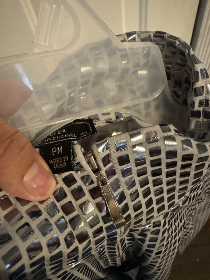 Chaqueta Lisa International para mujer talla Pm plateada ligera. Bonito usado Foto 4 de 4