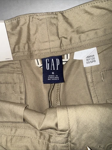 NWT Old Navy Women's Classic Fit Khaki Shorts Size 6 Below Waist Pockets - Picture 2 of 5