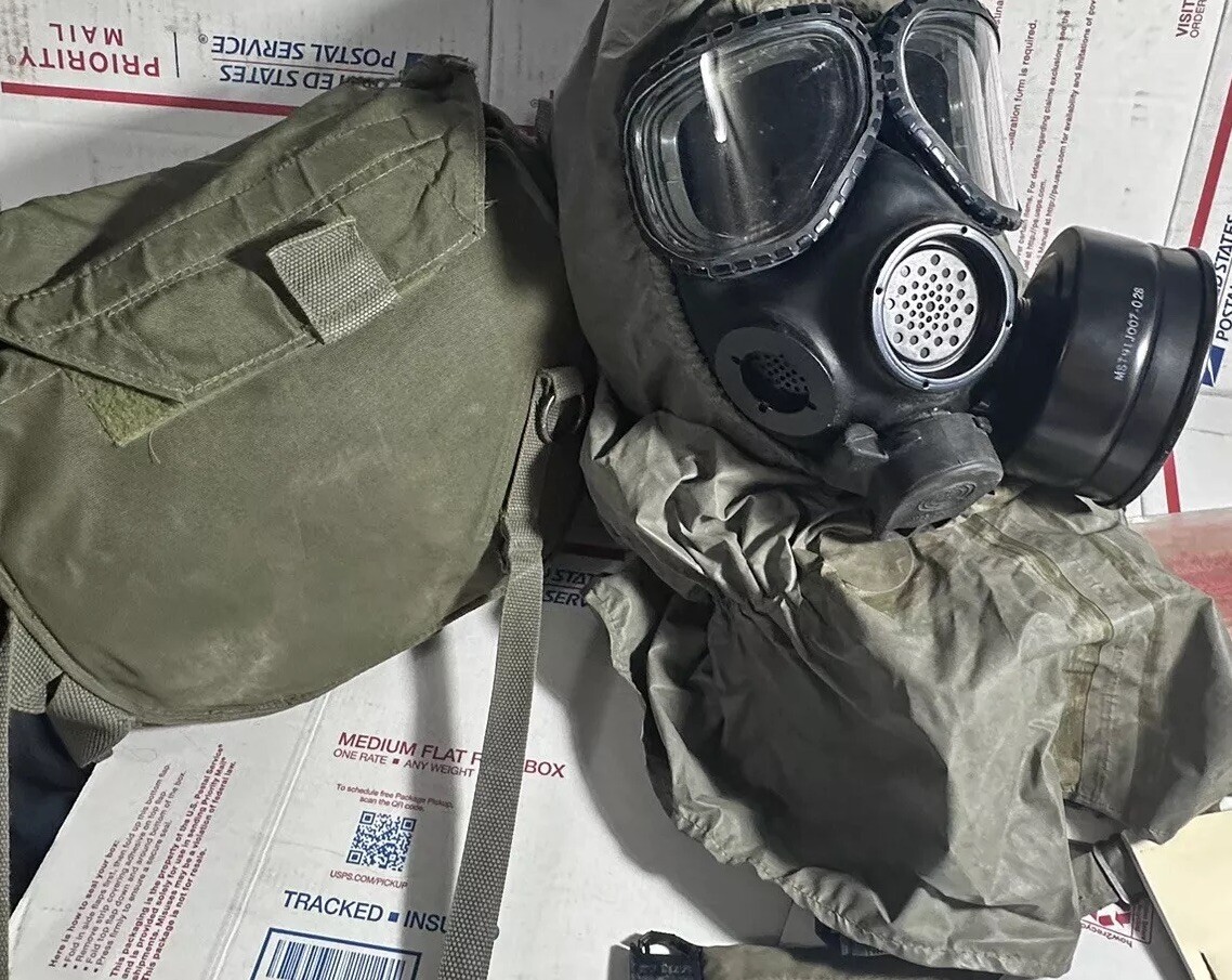 M40 GAS MASK W/ NBC CHEMICAL HOOD, ACCESSORIES & CARRY BAG * SIZE