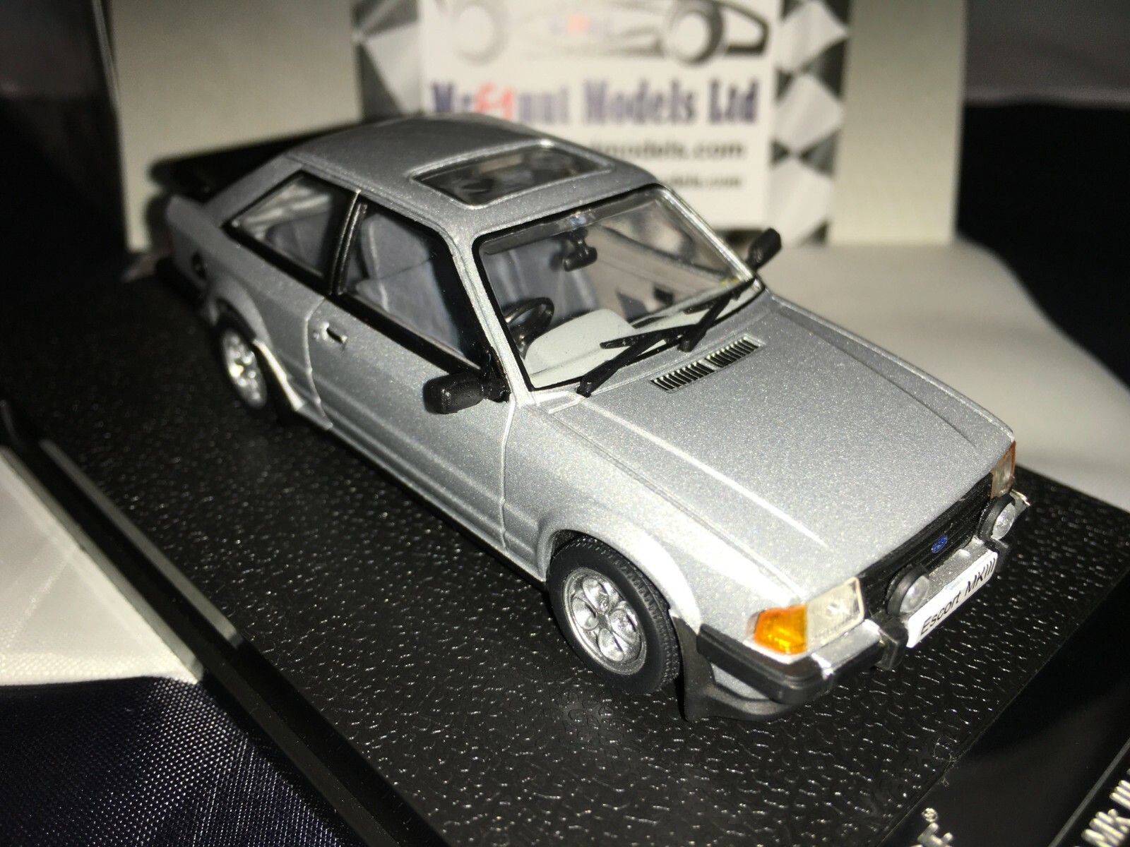 1:43 Triple 9, Vitesse T9-43092 Ford Escort MKIII XR3i Stratos Silver 1983