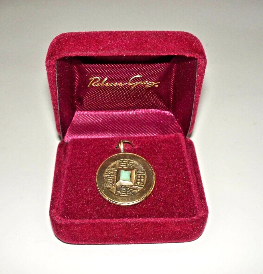 Antigua moneda china con centro de jade de 0,025 quilates y colgante con marco de oro de 14 k - A1 Foto 2 de 4