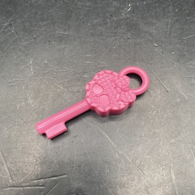 MONSTER HIGH Skulltimate Secrets Neon Frights DRACULAURA Vampire Locker Key Pink