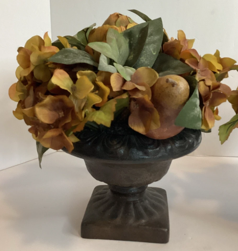 Juego de 2 urnas de otoño de flores verdes y doradas alcachofas peras en una urna negra Foto 2 de 4