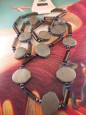 Arcò Bijoux Collana Lunga Donna Cilindri Vetro+Ovali Legno Grigio di Qualità