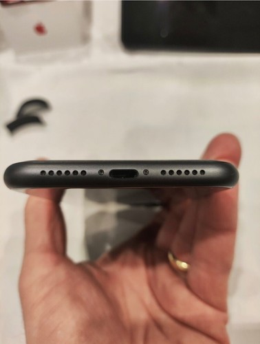 Apple iPhone 11 - 64GB - czarny (odblokowany) A2221 (CDMA + GSM) - Zdjęcie 5 z 6