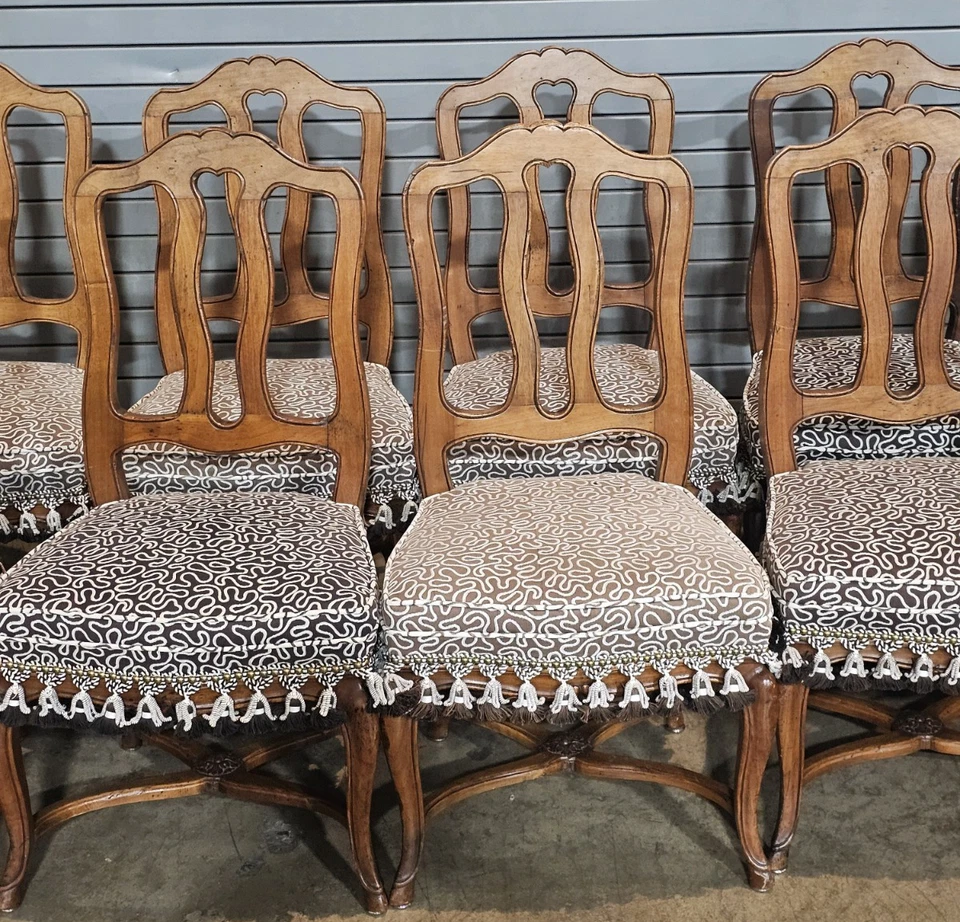Juego de 12 sillas de comedor talladas estilo Luis XV del condado francés de nogal Foto 4 de 4