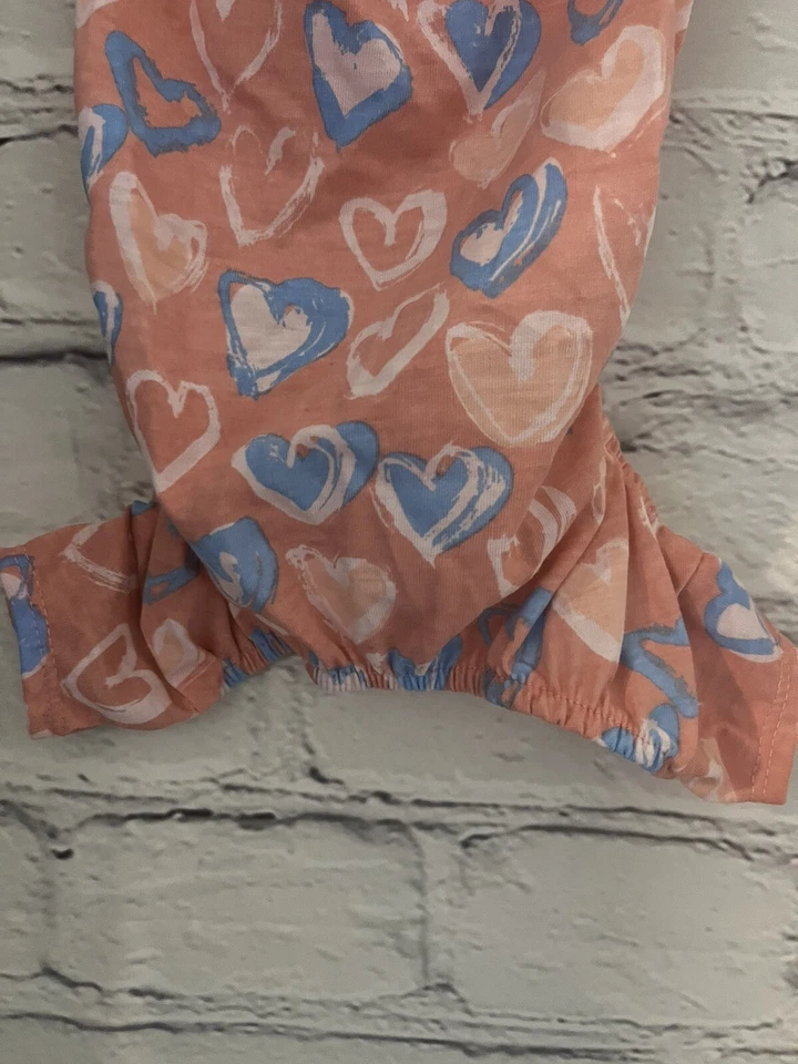 Camisa para perro sin marca rosa con corazones azules y blancos usada en excelente estado talla pequeña Foto 2 de 4