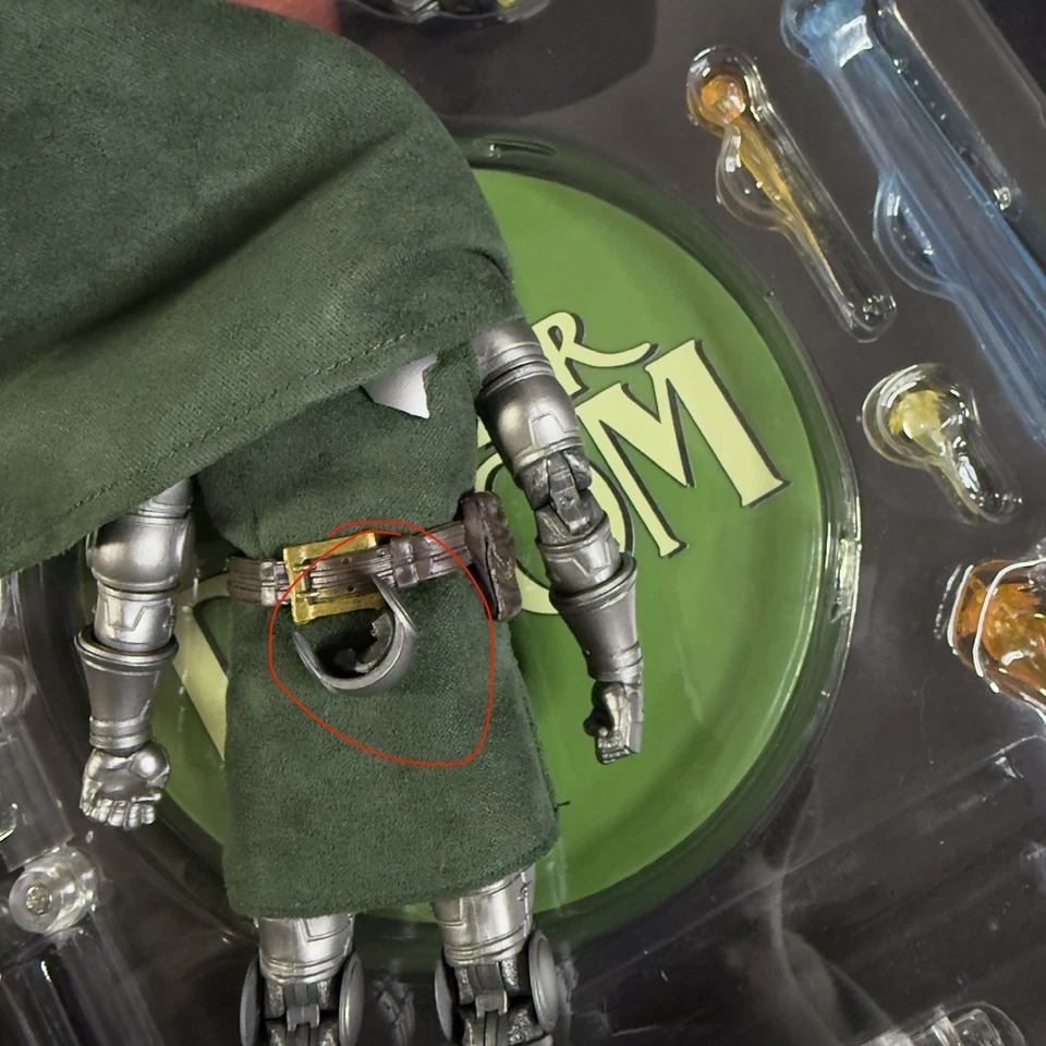 Figura coleccionable Mezco Dr. Doom escala uno:12 Foto 3 de 4