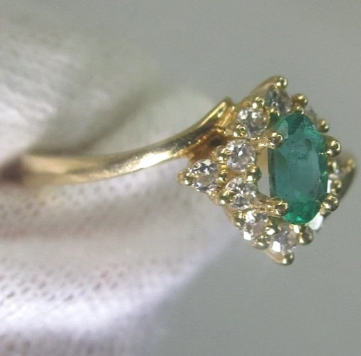 Anel Vintage de Ouro Amarelo 14k com Esmeralda Natural e Diamante Tamanho 6.5 - Imagem 3 de 4