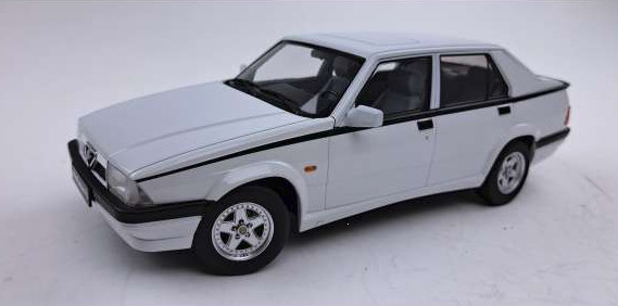 Voiture miniature Alfa Romeo 75 1988 blanche 1/18 Triple 9 1800474
