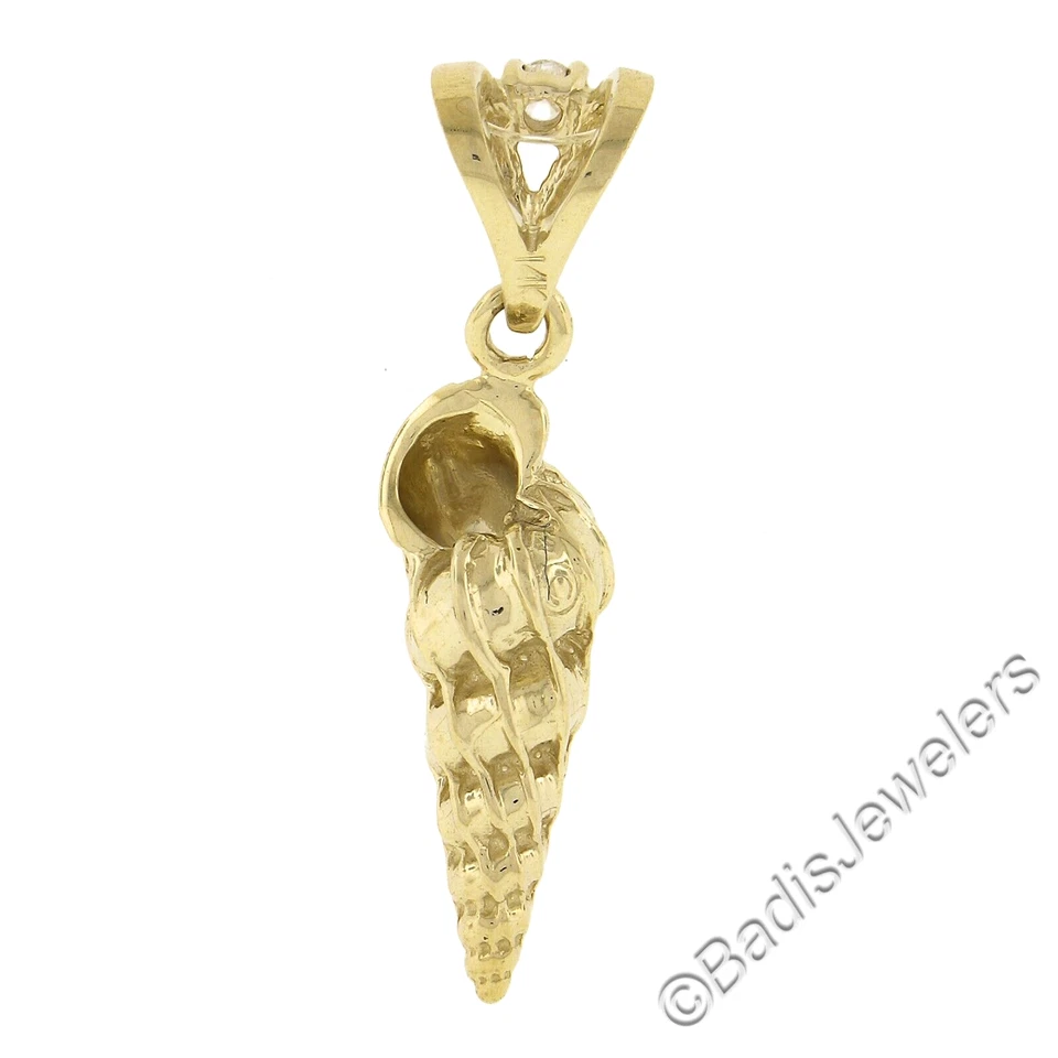 Colgante con dije de concha 3D texturizada detallada de oro de 14k con diamante de 0,04 quilates bajo fianza Foto 4 de 4