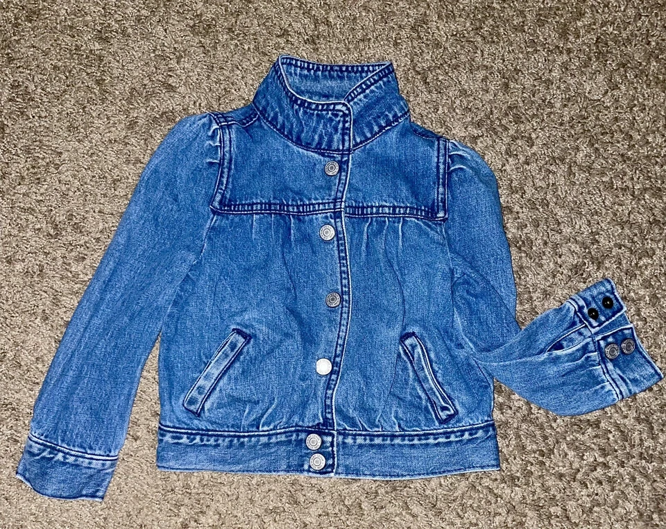 Jaqueta jeans Gap meninas tamanho 4 criança encaixe frontal lavagem média - Imagem 3 de 4