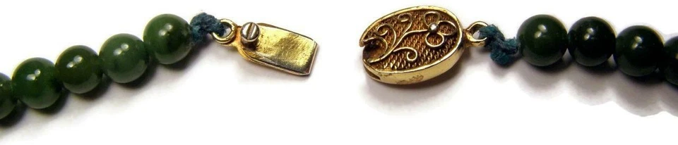 Collar de cuentas de jade espinaca Art Deco de exportación china de la década de 1920 cierre de vermeil dorado Foto 3 de 4