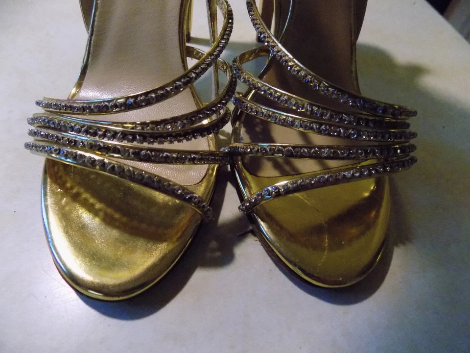 Sandalias Diane Von Furstenberg con tiras de estrás de 4" de tacón con correa doradas 6,5 FAB Foto 3 de 4