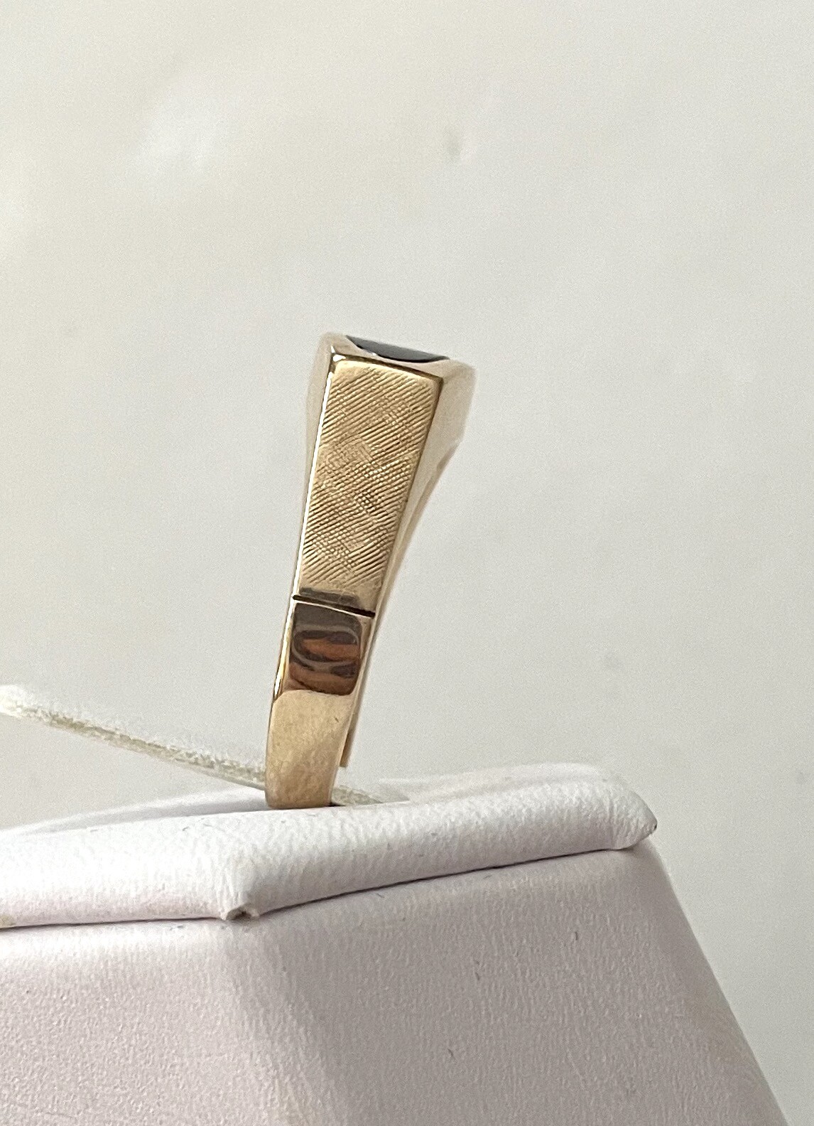 14K YELLOW GOLD MANS RING BRUSHED SIDES & ELONGATED O… Gem