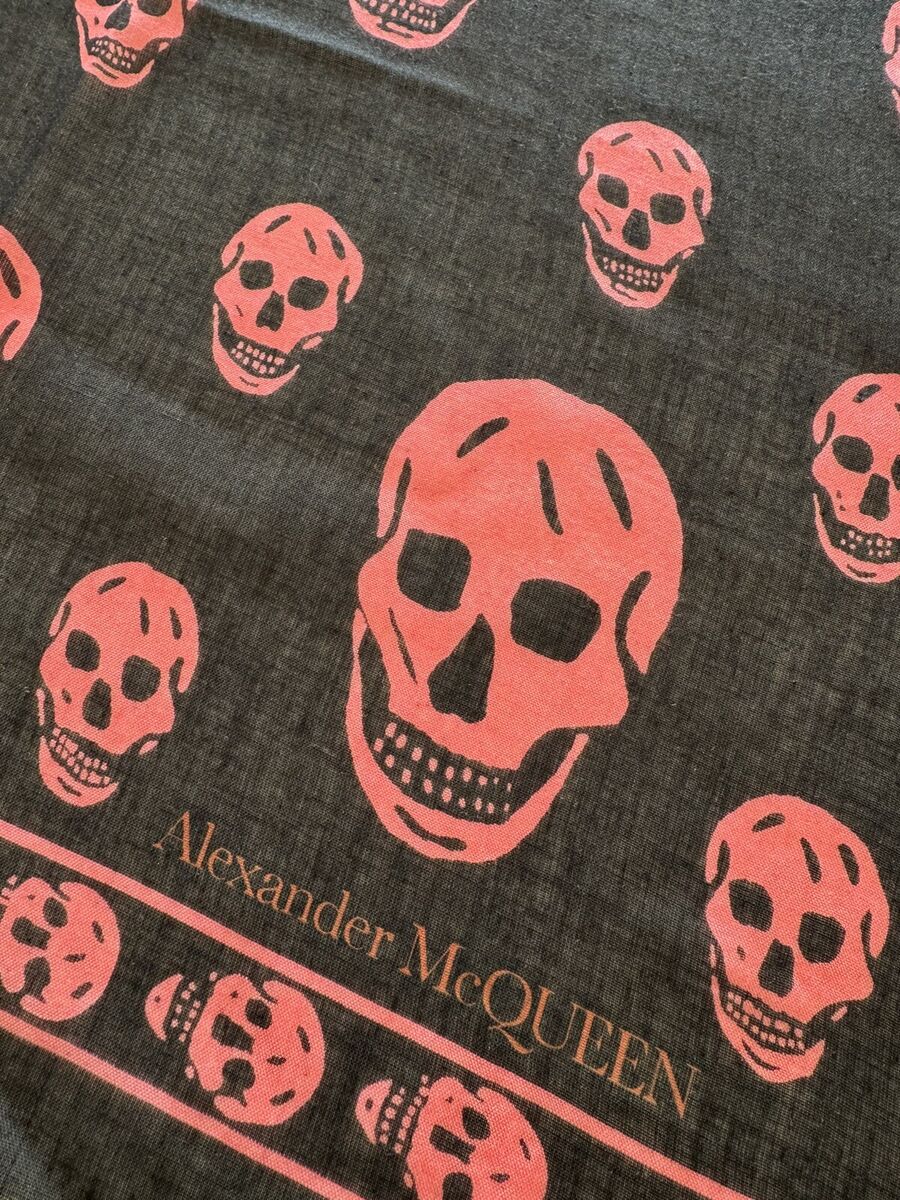 RP290€ Alexander McQueen Silk Modal Skull scarf black red RP290€ Alexander McQueen Silk Modal Skull scarf black red